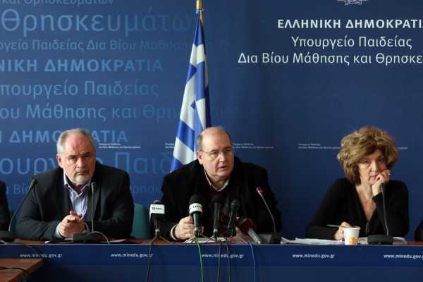 Πανελλήνιες: Ελάχιστοι στο παλαιό σύστημα - Ανοικτή ακόμη και η κατάργηση
