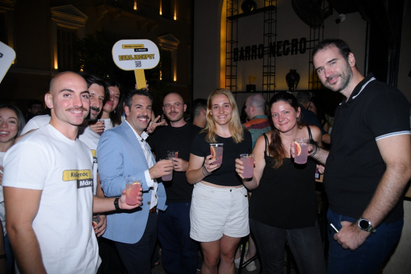 Ο Μάκης που κέρδισε το Eurojackpot κερνάει την Αθήνα - Μάθαμε σε ποια στέκια κυκλοφορεί και κερνάει τους θαμώνες