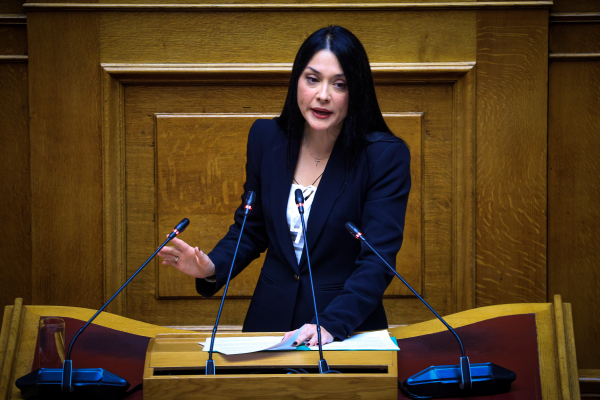 «Καρφιά» Νάντιας για «διεύρυνση με γυρολόγους»