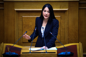 «Καρφιά» Νάντιας για «διεύρυνση με γυρολόγους»
