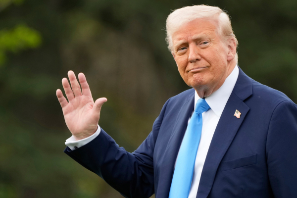 Ο Τραμπ «αυτοθαυμάζεται» για τους δασμούς που θα ανακοινώσει