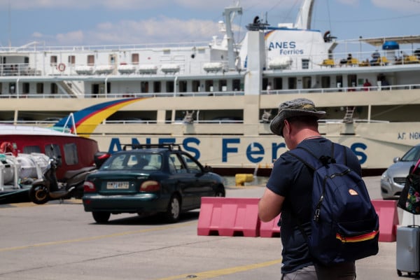 Αυξημένη κίνηση στο λιμάνι του Πειραιά, φεύγουν οι αδειούχοι του καλοκαιριού