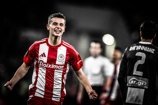 Ζει το… όνειρό του: Όλο το Καραϊσκάκης στο «πόδι» για τον «μικρούλη» Μουζακίτη! (video)