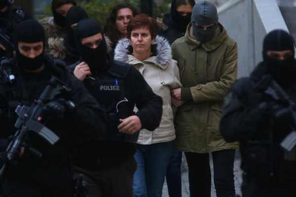 Ασύλληπτα μέλη του Ε.Α δείχνουν οι πλαστές ταυτότητες στο σπίτι της Ρούπα