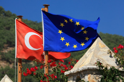 Κομισιόν: Το κάλεσμα για μποϊκοτάζ των γαλλικών προϊόντων θα απομακρύνει την Τουρκία από την ΕΕ