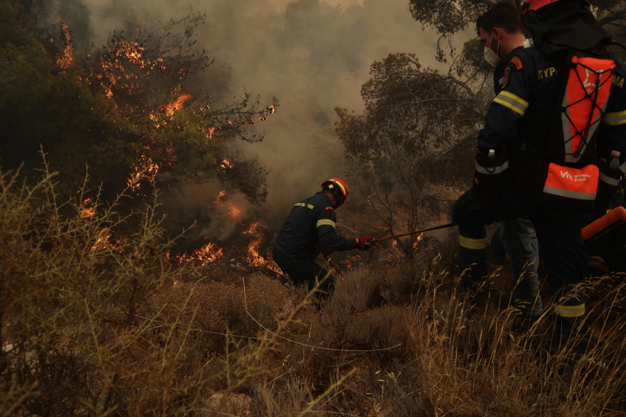 Μαίνεται η φωτιά στα Δερβενοχώρια: Και νέα εντολή εκκένωσης σε οικισμό