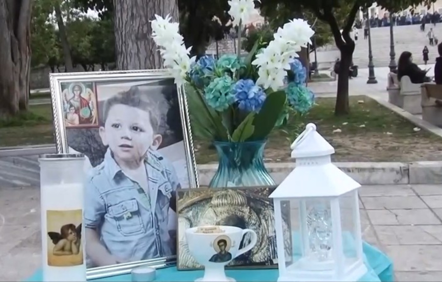 Κακοποίηση 3χρονου στο Ηράκλειο: Συγκέντρωση στο Σύνταγμα στη μνήμη του μικρού Άγγελου (βίντεο)