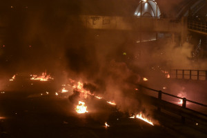 «Χριστός Ανέστη» με μολότοφ και κυνηγητό και φέτος στον Νέο Κόσμο (vid)