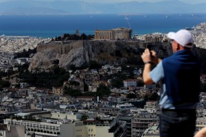 Bloomberg: «Ο δύσκολος δρόμος της Ελλάδας για την έξοδο από το μνημόνιο»