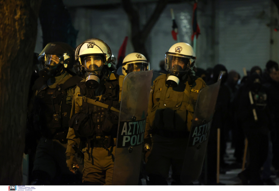 Eπεισόδια με μολότοφ στην Πανεπιστημιούπολη, τραυματίστηκε αστυνομικός