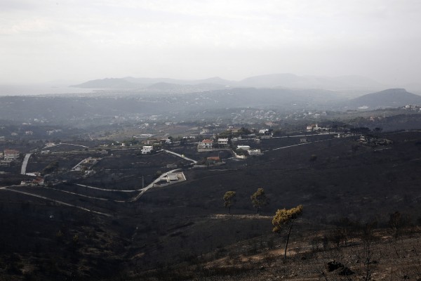 Αποκαλυπτικά πλάνα από τα τρία παράλληλα πύρινα μέτωπα στην Αττική