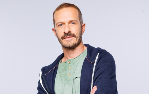 «Μπαμπά, σ’ αγαπώ»: Ο Μιχάλης Βαλάσογλου αποκαλύπτει το ρόλο του