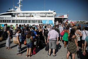 Αυξημένη η κίνηση στο λιμάνι του Πειραιά - Φεύγουν οι εκδρομείς του Αυγούστου