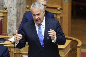 Ο Βορίδης αποφάσισε αποχή για τα ομόφυλα ζευγάρια, παραμένει υπουργός