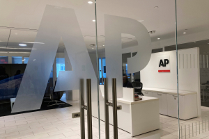 Το Associated Press σχεδιάζει δεκάδες περικοπές προσωπικού στις ΗΠΑ