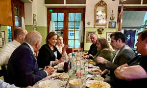 «Γαλάζια» μάζωξη σε ταβέρνα στη Δραπετσώνα