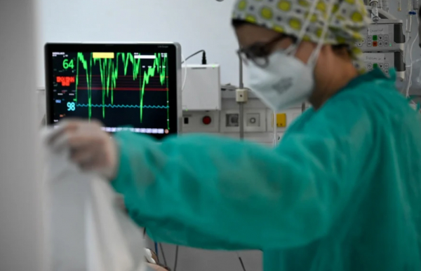 ΠΟΥ: Πολύ κοντά στο «πικ» της «Όμικρον» Ελλάδα και Ιταλία