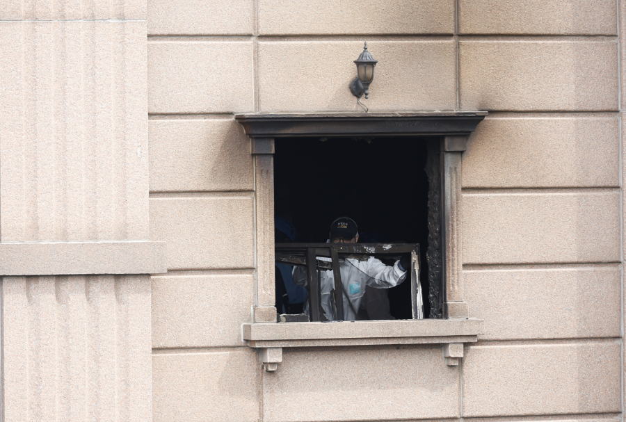 Δεκάδες άνθρωποι διασώθηκαν από φλεγόμενο κτίριο στη Νότια Κορέα (Βίντεο)