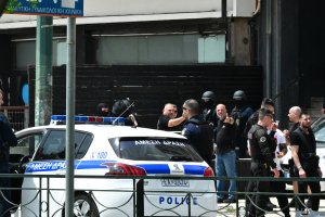 Καλλιθέα: Πώς ένας καβγάς οδήγησε σε πυροβολισμούς και τον τραυματισμό γυναίκας - Μεθυσμένος ο δράστης