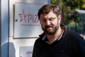 Ζαχαριάδης για «κρυφές» χρεώσεις τραπεζών: «Η κυβέρνηση βουβή… Αλίμονο!»