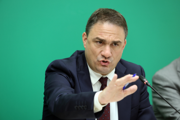 Τσουκαλάς προς Μαρινάκη: «Πολύ άγχος να συνεχίζουν να κερδοσκοπούν τα funds»