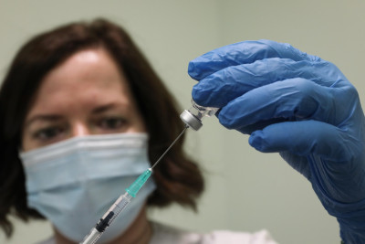 Εμβόλιο κορονοϊού: Αυξάνονται οι δόσεις από ένα φιαλίδιο