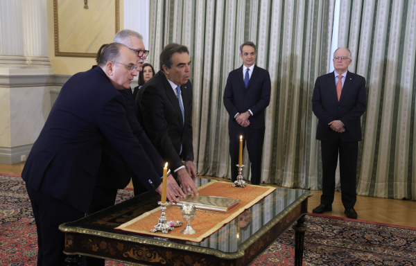 Ορκίστηκαν τα νέα μέλη της κυβέρνησης μετά τις παραιτήσεις για το σκάνδαλο ΟΠΕΚΕΠΕ (βίντεο, εικόνες)