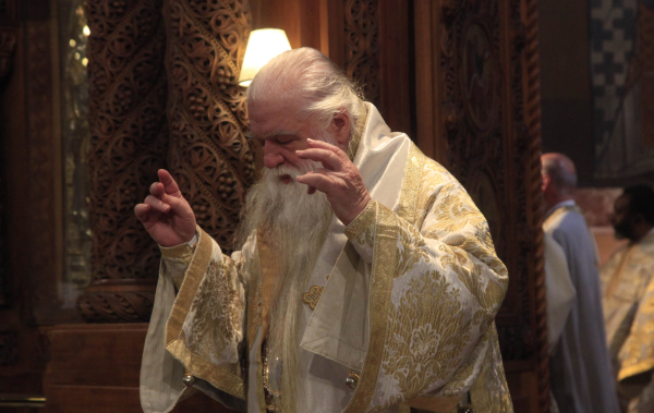 Αγίοι Ισίδωροι Λυκαβηττού: O Aμβρόσιος στηρίζει τον «θαυματοποιό» παπά - Δημήτρη