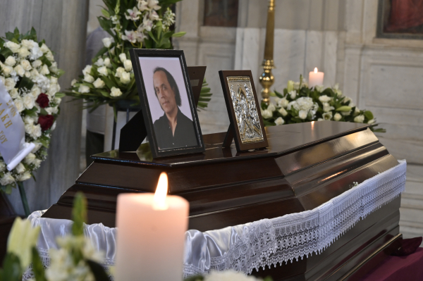 Λάκης Χαλκιάς: Συγκλονιστικές στιγμές στην κηδεία του – Το τελευταίο χειροκρότημα σε έναν θρύλο της μουσικής (εικόνες)