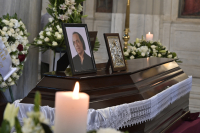Λάκης Χαλκιάς: Συγκλονιστικές στιγμές στην κηδεία του – Το τελευταίο χειροκρότημα σε έναν θρύλο της μουσικής (εικόνες)