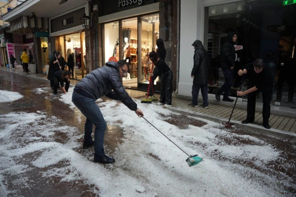 Κακοκαιρία Adel: Σφοδρή χαλαζόπτωση «άσπρισε» τη Μυτιλήνη - Κλειστά τα Εσπερινά Σχολεία