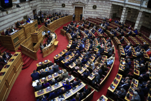 Χωρίς τέλος η κόντρα για τα Τέμπη – Στην αντεπίθεση η κυβέρνηση, νέα πυρά της αντιπολίτευσης