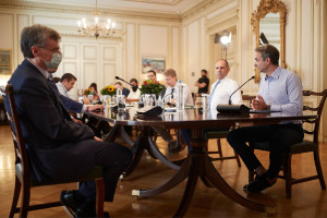 Κορονοϊός: Ανησυχούν οι αναζωπυρώσεις και τα ορφανά κρούσματα, κρίσιμες αποφάσεις για πανηγύρια σήμερα στο Μαξίμου