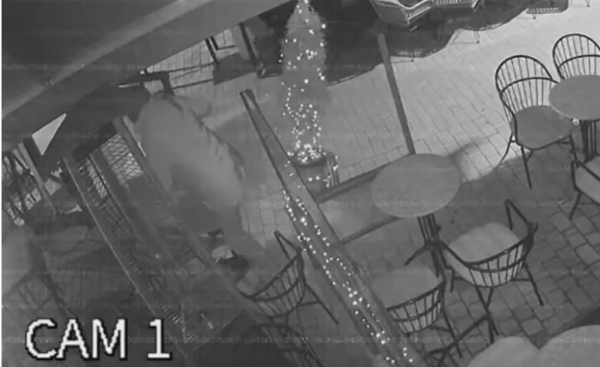 Αγρίνιο: Διαρρήκτης σκαρφαλώνει σε τέντα για να κλέψει επιχείρηση (Βίντεο)