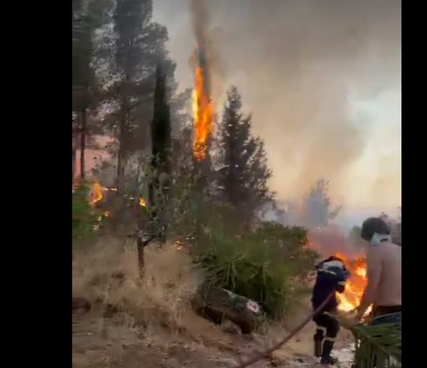 Υπό έλεγχο η φωτιά στο Λόφο Φιλοθέης μετά από έκρηξη μετασχηματιστή