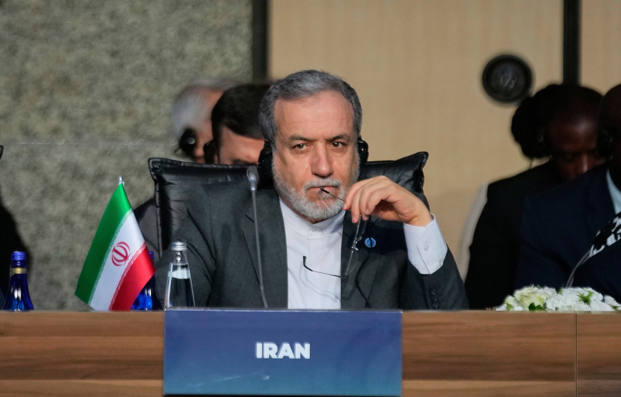 Ιράν: «Νταής και προδότης ο Τραμπ» λέει ο ΥΠΕΞ Αραγτσί