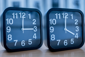 Τι ισχύει με την «μόνιμη» αλλαγή ώρας, πότε γυρνάμε τους δείκτες των ρολογιών μας