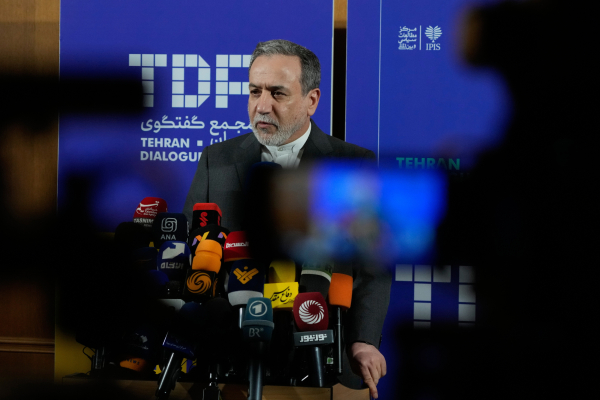 Ιράν: Οι αποκαλύψεις Αραγτσί για τη συμφωνία ειρήνης με τις ΗΠΑ και ο «βρόμικος» ρόλος του Ισραήλ