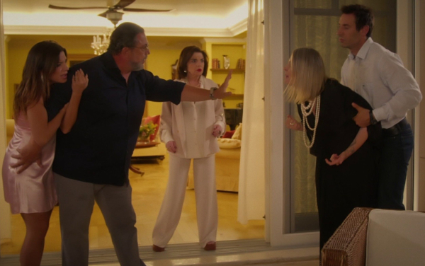 «Να μ’ αγαπάς»: Η Άννα, με την βοήθεια του Λευτέρη το σκάει από το σπίτι