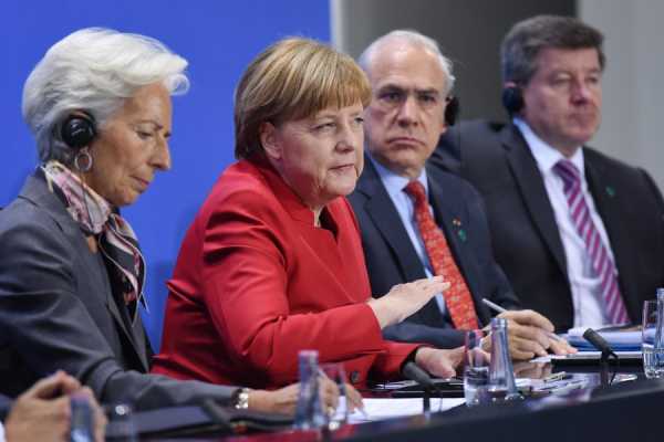 Η Μέρκελ υπερασπίζεται την πολιτική διάσωσης του ευρώ