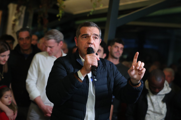 Τσίπρας από Ηλιούπολη: Η Ελλάδα της αλληλεγγύης είχε μια νίκη σήμερα απέναντι στον Μητσοτάκη, στους servicers και στα funds