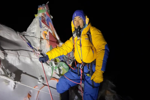 Στα 18 του έχει ανέβει στις ψηλότερες κορυφές του πλανήτη - Ο ορειβάτης πέτυχε παγκόσμιο ρεκόρ