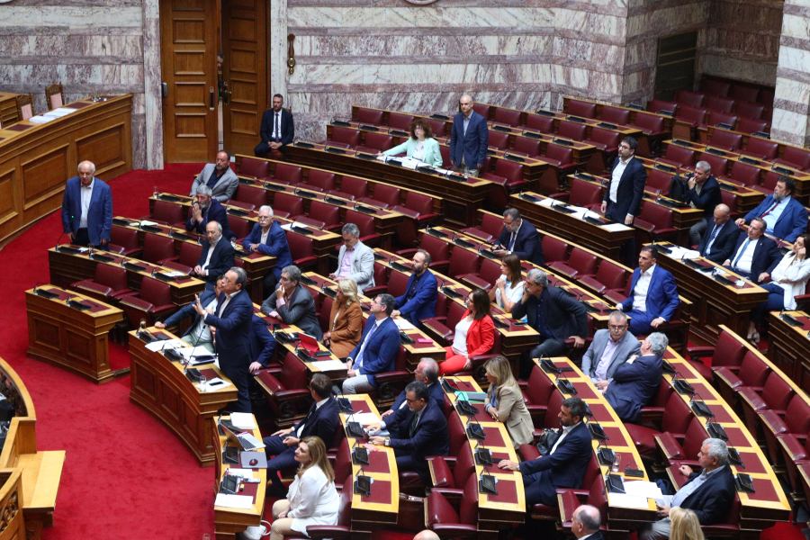 Αθλιότητες Φλωρίδη μέσα στη Βουλή – Οργή στην αντιπολίτευση