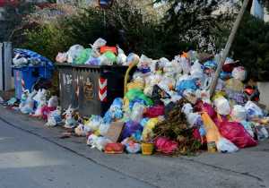 Γεμάτη σκουπίδια η Θεσσαλονίκη λόγω έλλειψης καυσίμου στα απορριματοφόρα