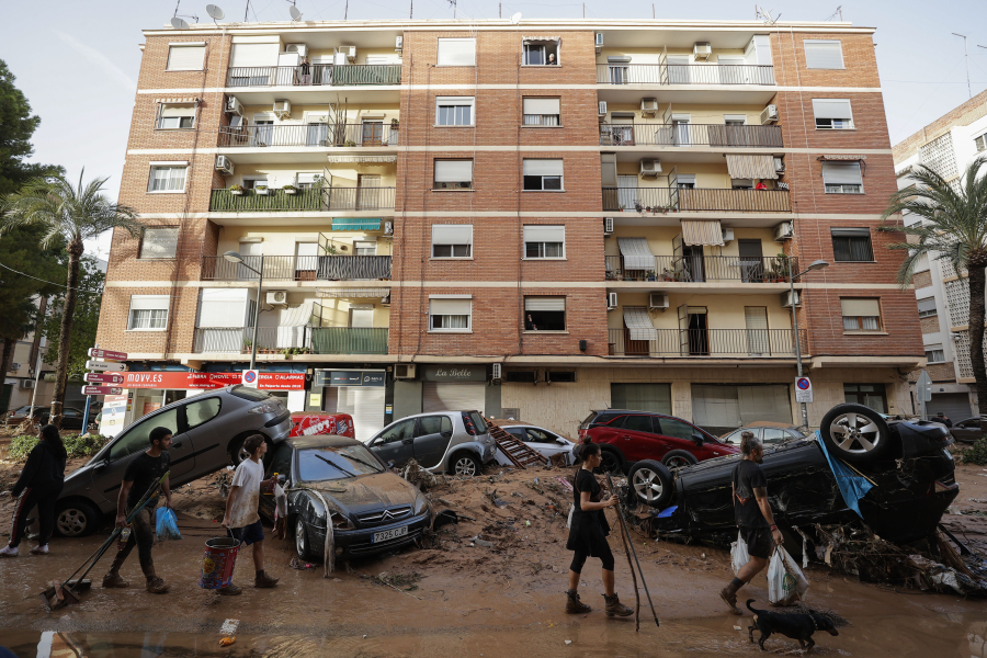 Εικόνες αποκάλυψης στη Βαλένθια: Τουλάχιστον 95 νεκροί, νέος συναγερμός για την Καταλονία