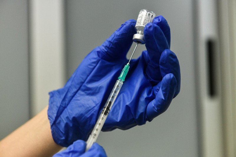 Σπάνιες οι αλλεργικές αντιδράσεις στο εμβόλιο - Η σχέση κορονοϊού και θρομβώσεων