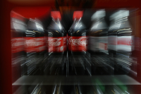 Coca-Cola όπως τη θέλει ο Τραμπ ή όπως είναι; Ειδικοί εξηγούν ποια είναι πιο υγιεινή