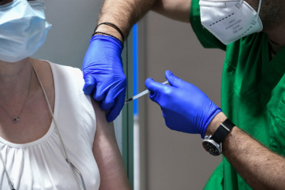 Περιστέρι: 25χρονος προσπάθησε να δωροδοκήσει νοσηλεύτρια για να του κάνει εικονικό εμβολιασμό