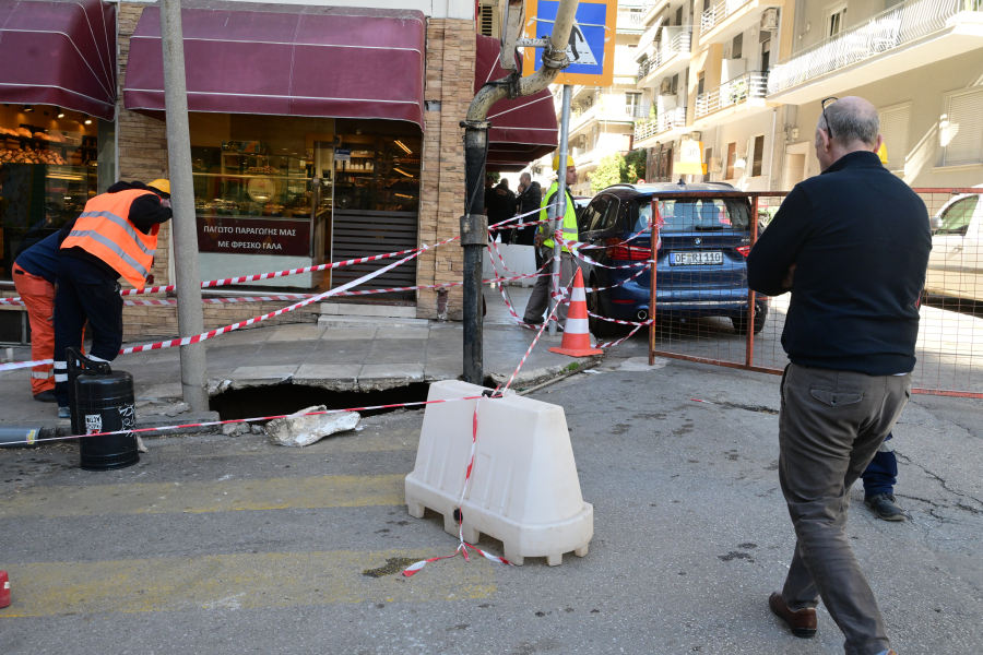 Κεραμεικός: Διακοπή κυκλοφορίας λόγω καθίζησης
