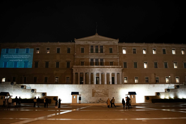 Φωταγώγηση στη Βουλή και στον Λευκό Πύργο για την ημέρα του Καρκίνου Τραχήλου Μήτρας